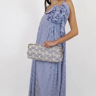Clutch texturizada estampada - azul e branca 