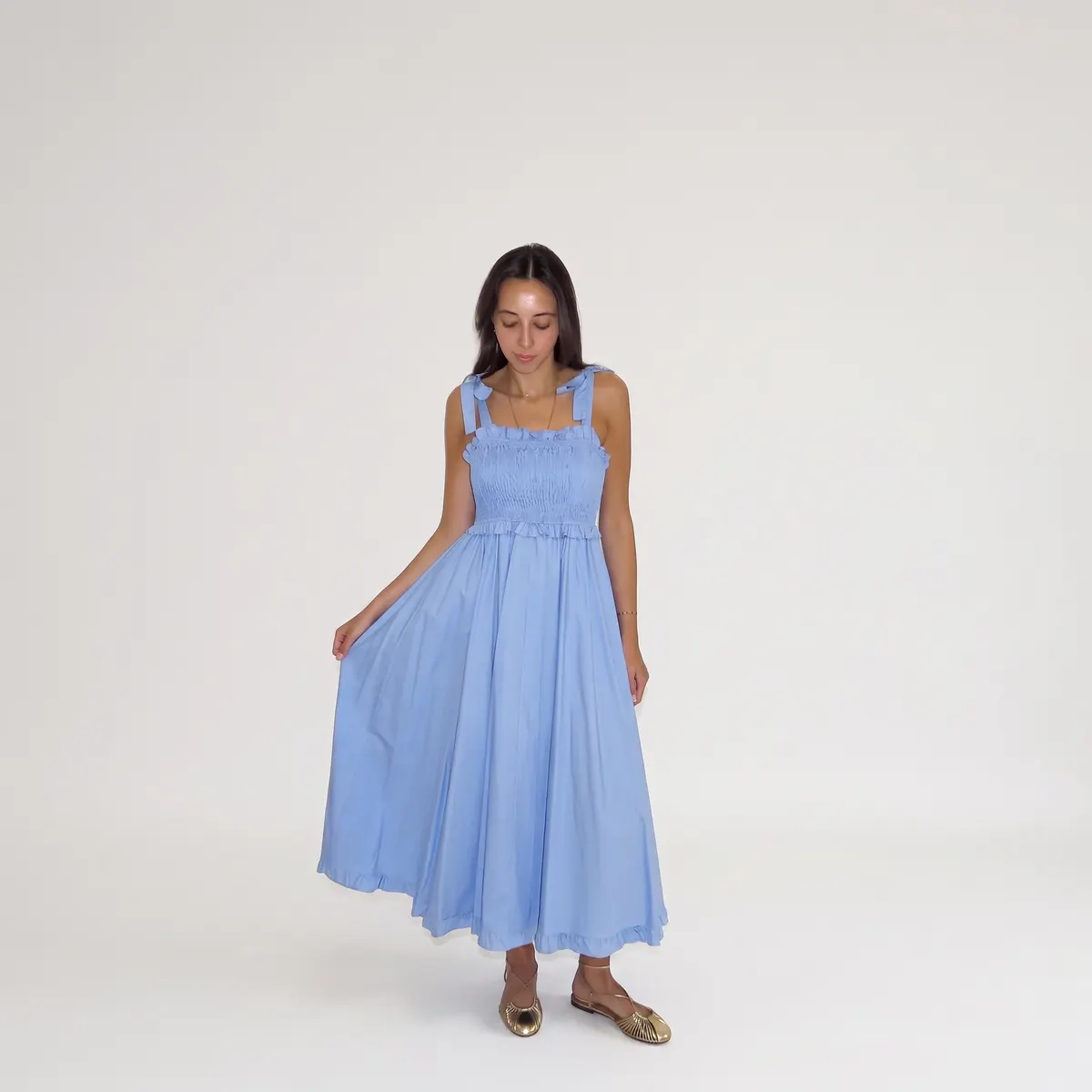 Vestido azul claro com laços — foto 2 de 3