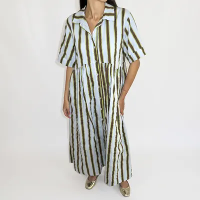 Vestido camiseiro com riscas