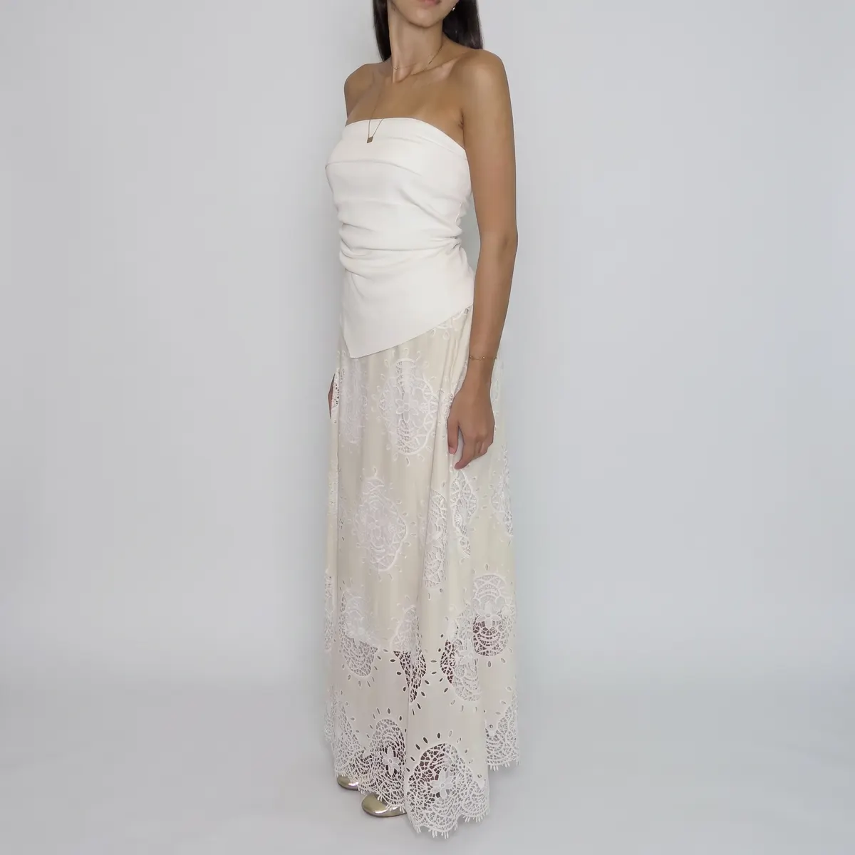 Saia midi creme com renda — foto 2 de 2