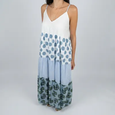 Vestido em camadas com peito bordado