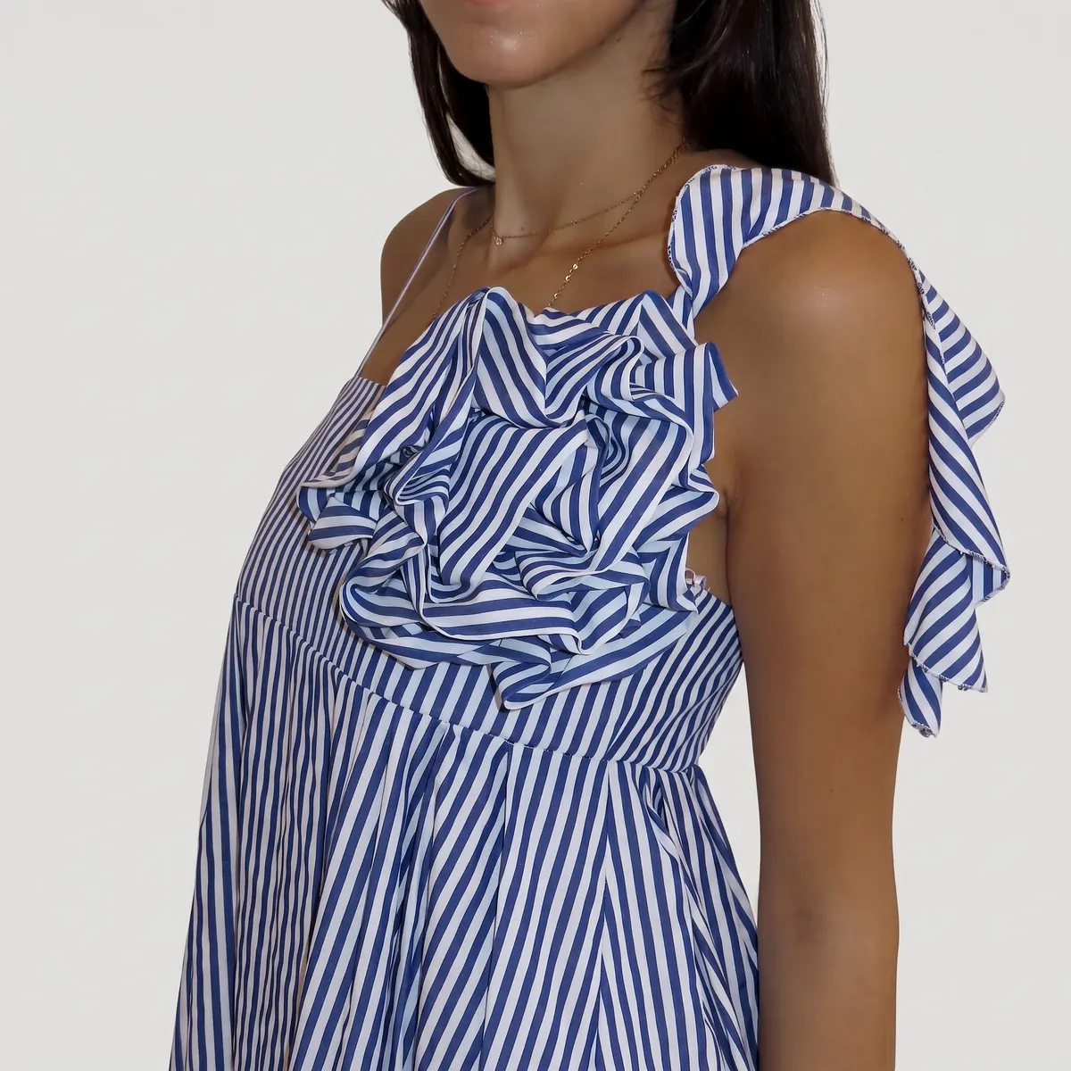 Vestido comprido de riscas com flor  — foto 2 de 2