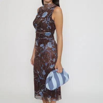 Vestido tule castanho com estampagem azul
