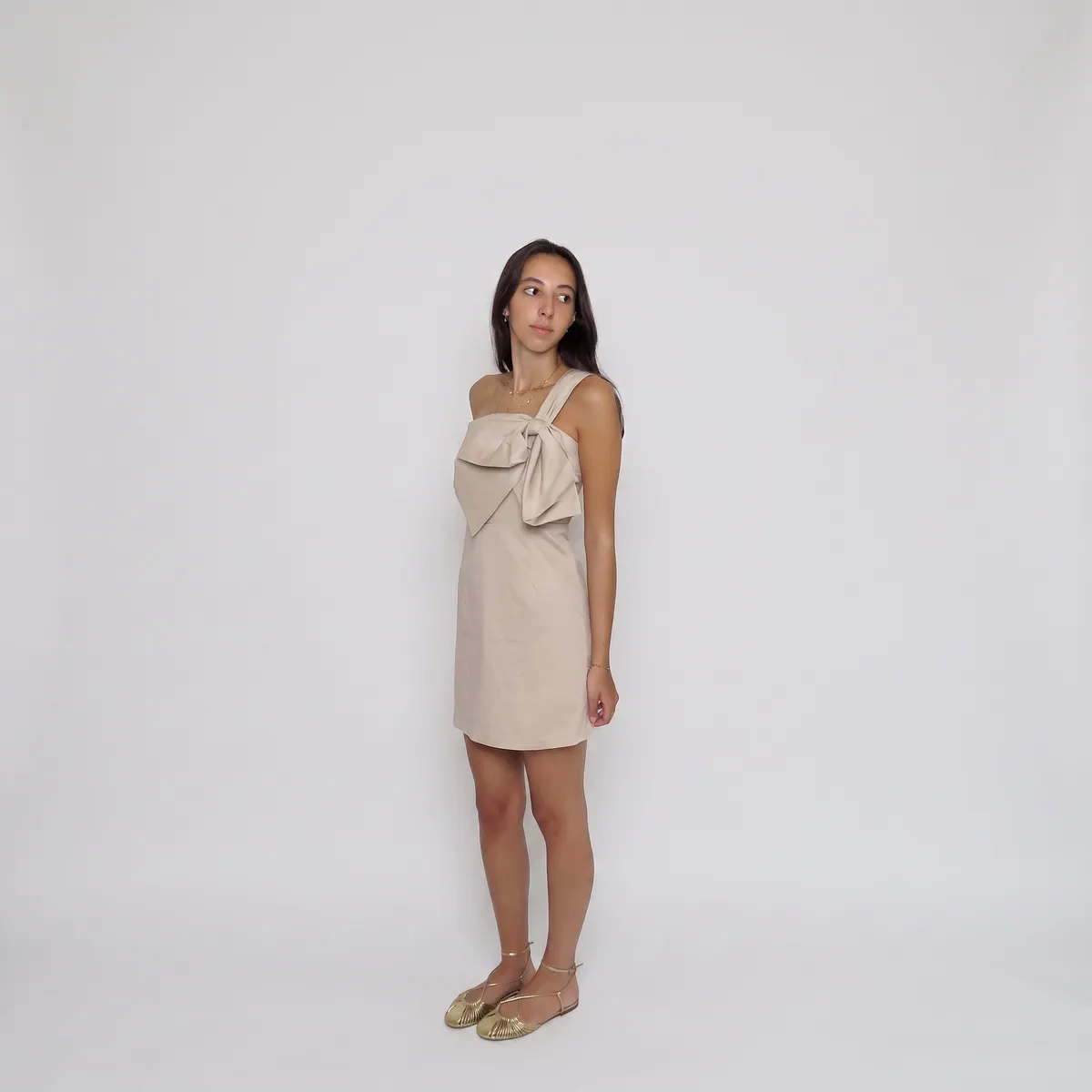 Vestido curto bege com laço — foto 2 de 2