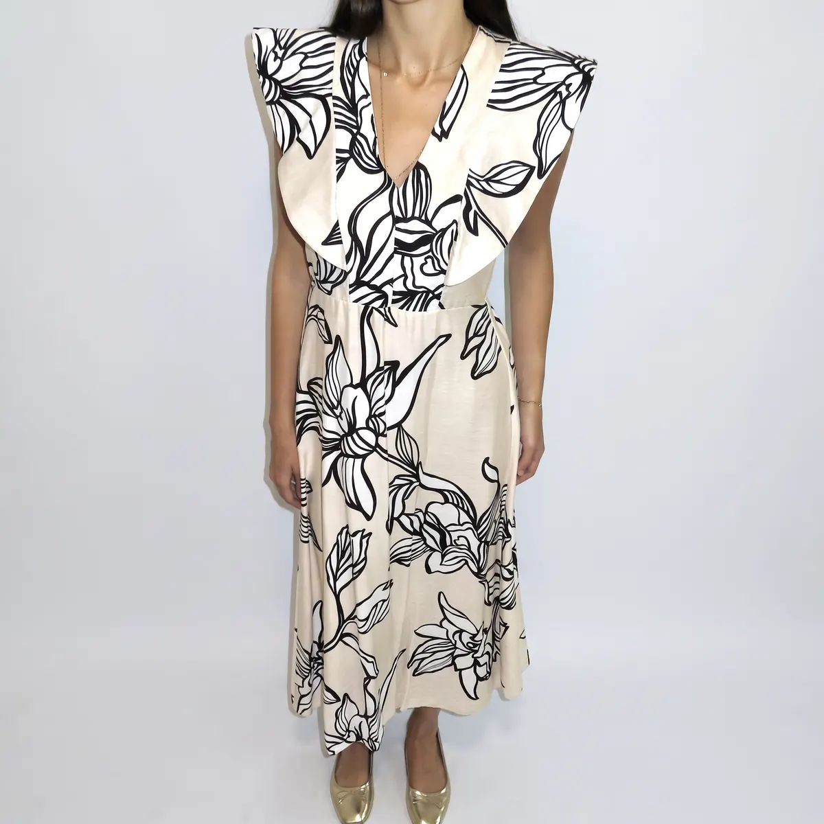 Vestido floral com abas - bege e preto — foto 2 de 2