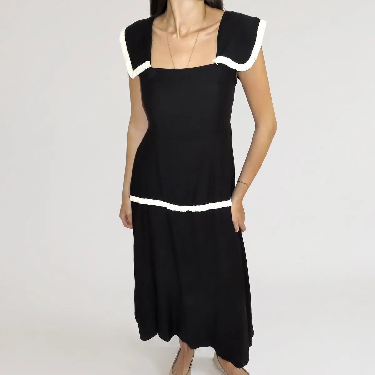 Vestido preto com folho — foto 2 de 2