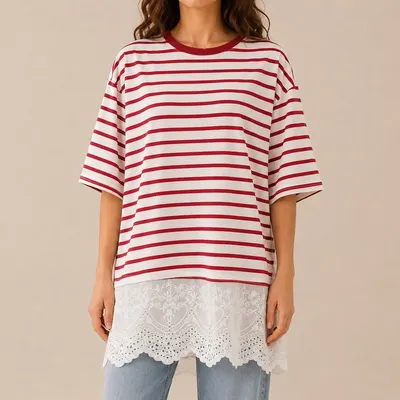 T-shirt riscas em vermelho