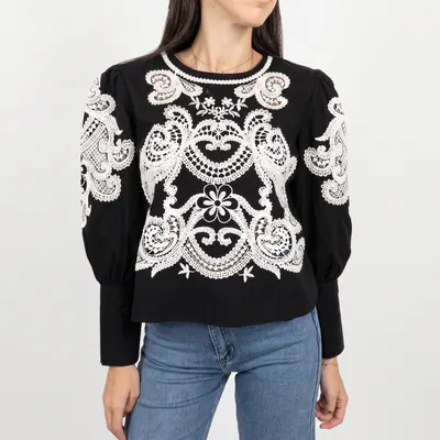 Camisa preta com bordados brancos