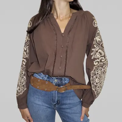 Camisa castanha com mangas bordadas