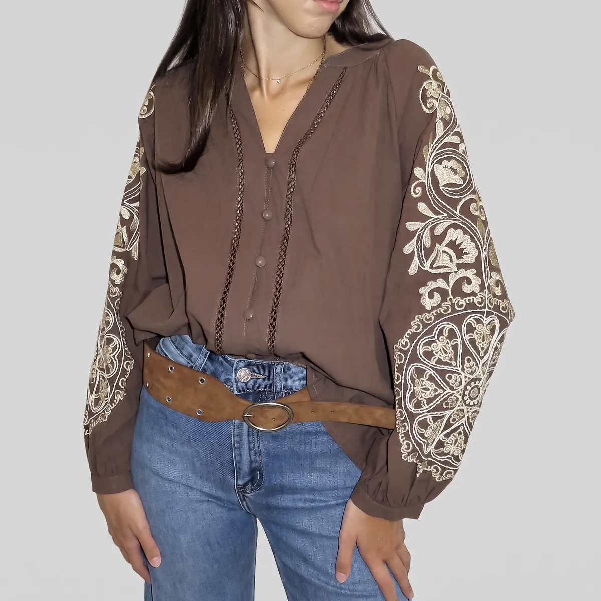 Camisa castanha com mangas bordadas — foto 2 de 2