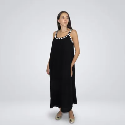 Vestido preto com missangas no decote