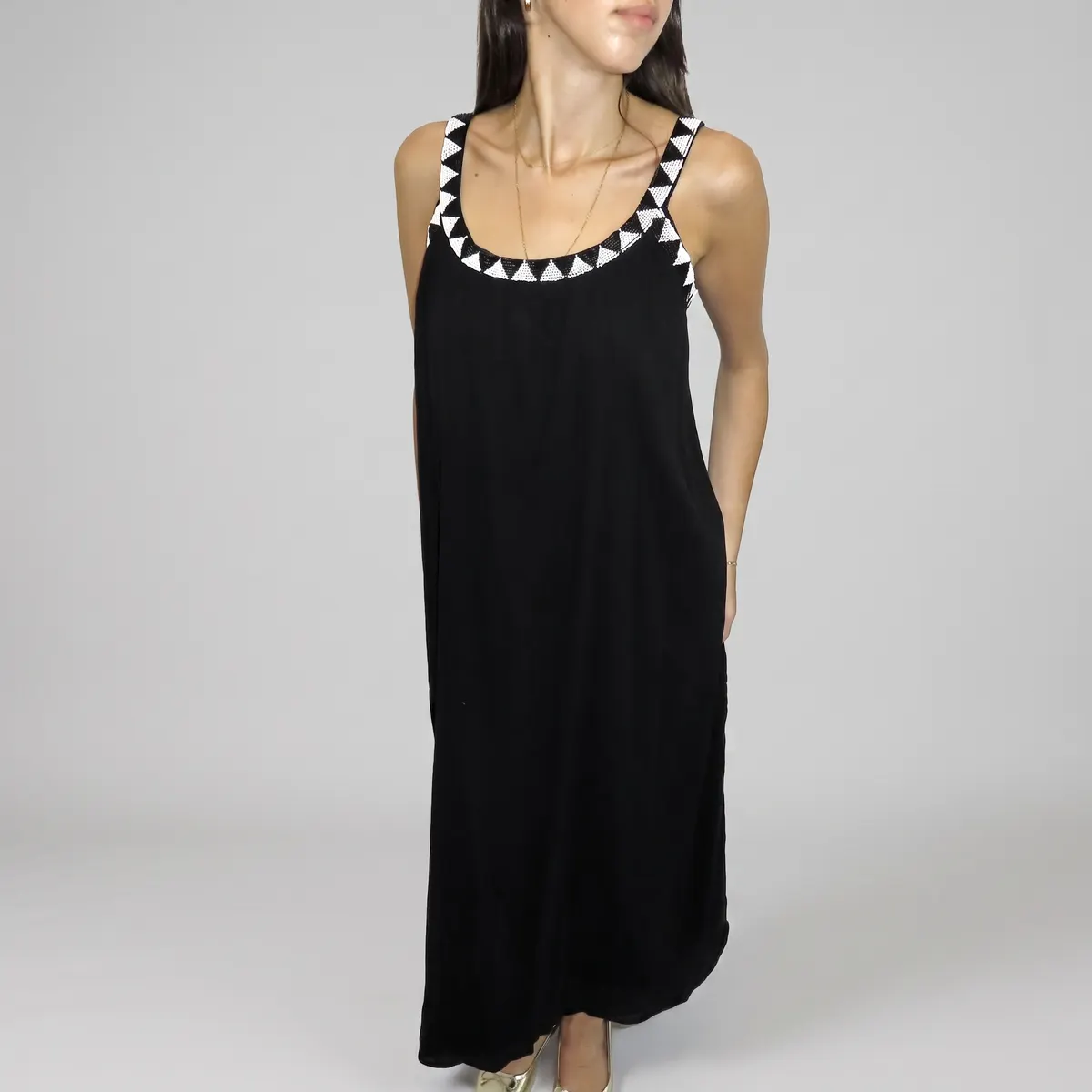 Vestido preto com missangas no decote — foto 2 de 2