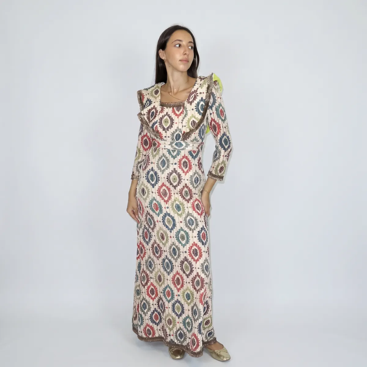 Vestido bege com estampagem colorida e manga comprida — foto 1 de 2