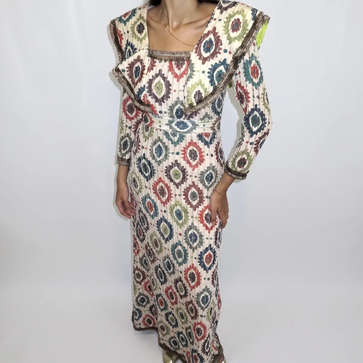 Vestido bege com estampagem colorida e manga comprida — foto 2 de 2