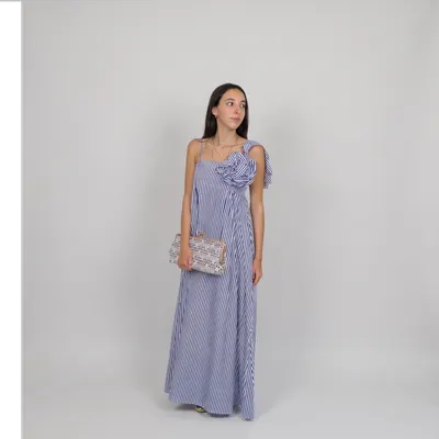 Vestido de riscas com flor + Clutch texturizada - azul e branca