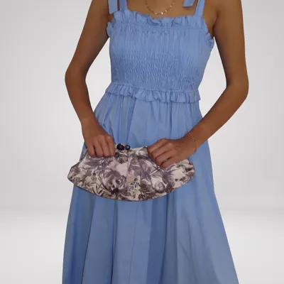 Vestido azul claro com laços + Clutch texturizada estampada - lilás